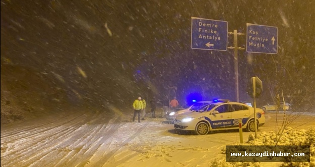 Antalya Kaş'ta kar yağışı etkili oluyor